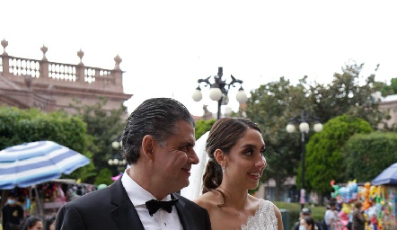  Sofía del brazo de su papá Valentín Hernández.