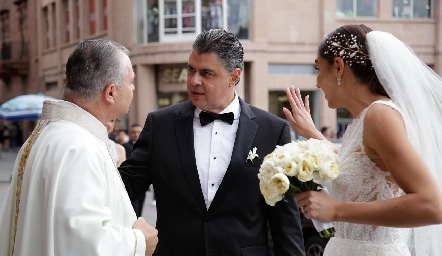  Valentín Hernández con su hija Sofía y el padre Oscar Pérez.