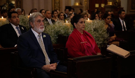  Mario Cornejo y Magdalena Álvarez, papás del novio.