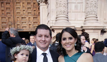  Nacho Puente y Paola Hernández con su hija Macarena.