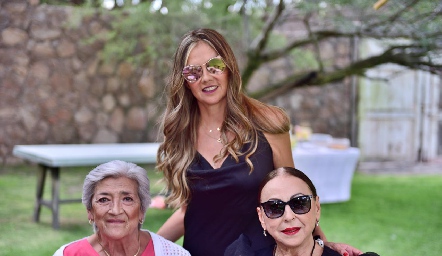 María Berrones, Bety Villegas y Rebeca konishi.