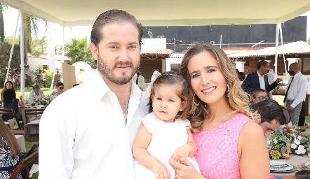  Pablo y Lucía Torres con su hija Amelia.