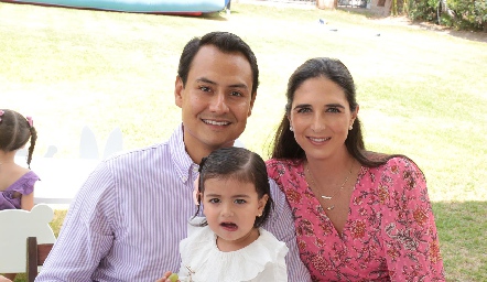  Ricardo Leos y Marina Jourdain con su hija Doménica.