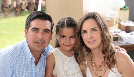  Manuel Labastida y Eunice Camacho con su hija Paula.