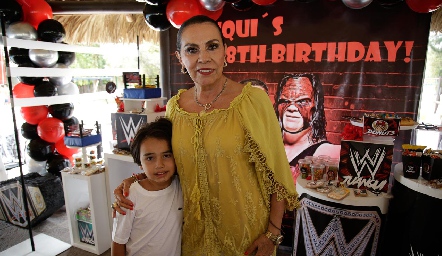  Juanqui con su abuela Yoya Galarza.