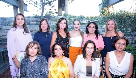 Laura Bravo con su mamá Laura Rodríguez y sus amigas.
