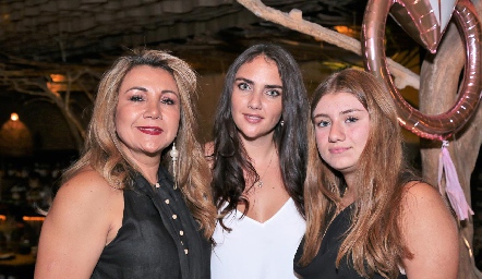  Claudia García con sus hijas Andrea y Claudia Rossel.