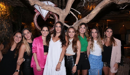  Andrea Rossel con sus amigas.