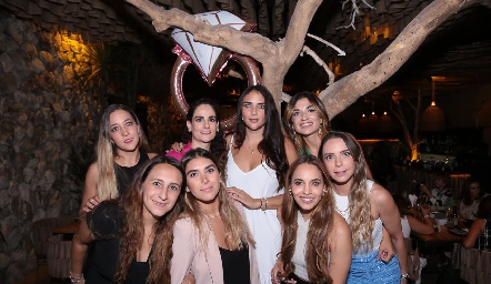  Andrea Rossel con sus amigas.