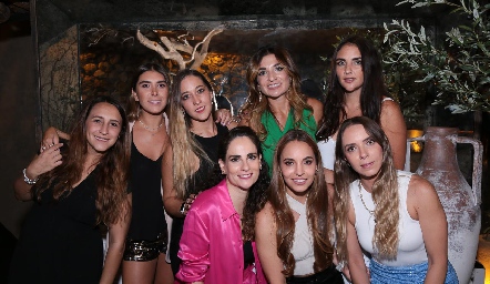  Andrea Rossel con sus amigas.