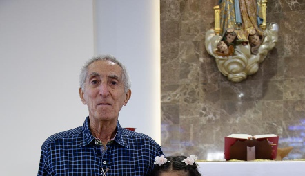  Sofía con su abuelo Jesús Chevaile.