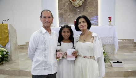 Sofía con sus abuelos Jesús Canseco y Victoria Lima.