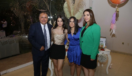  Juan Carlos Banda Calderón, Ana Sofia Banda Álvarez, Natalia Banda Álvarez y Martha Álvarez.