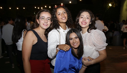  Paola Contreras, Lucy Gaytan, Mariel Robledo y Natalia Álvarez.