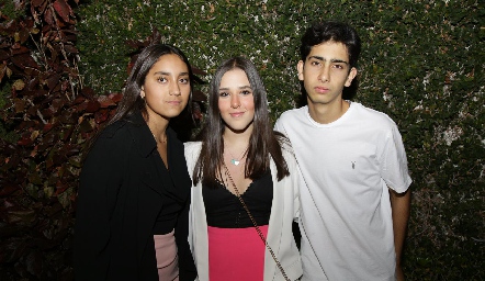  Camila Alcalde, Melissa Cancino y Rodrigo .
