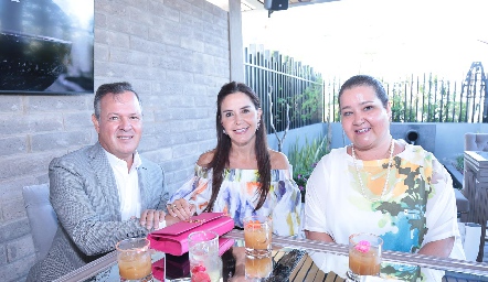  Jorge Del Valle, María Gracia Aguinaga y Mónica Berlanga.