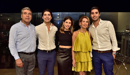  Rafael Tobías e Isabel Carrillo con sus hijos Miguel, Isa y Andrés.