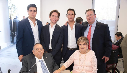  Jacobo Payán con su esposa Yolanda Espinosa, su hijo Jacobo y sus nietos Javier, Jacobo y Roberto.