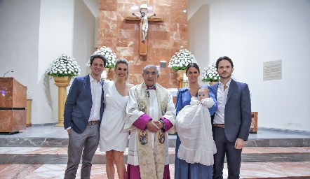  Miguel Ruiz, Benilde Hernández, Padre Carlos Medina, Melissa Ruiz y Tito Herrera con Iñigo.