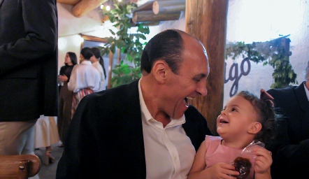  Alfredo Hernández con s nieta.