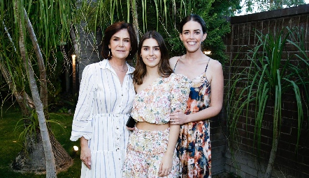  Isa con su mamá y hermana Coco Mendizábal y Daniela Pérez.