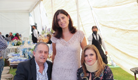  Ignacio González, Mandi Kelly y Alma Cabane .