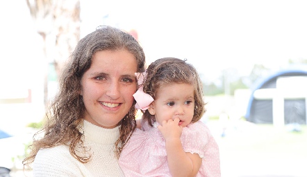  Sofía Torres con su sobrina Amelia.