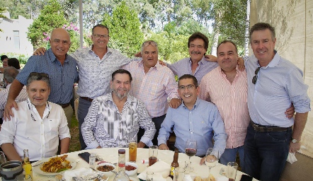  Gerardo Bocard con sus amigos.