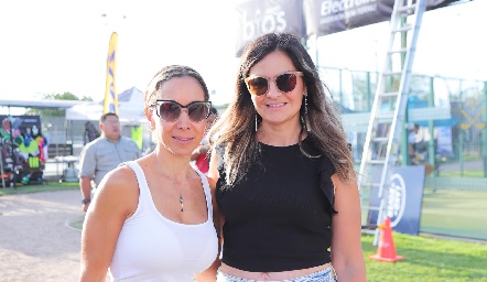  Sofía Cazares y  Martha Ortiz .
