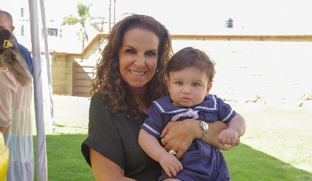  Diego con su abuela Malena Hernández.