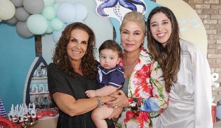  Diego, sus abuelas y su mamá.
