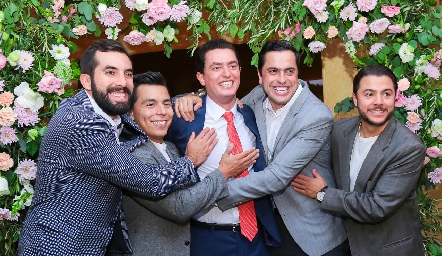  Eduardo García con sus amigos.