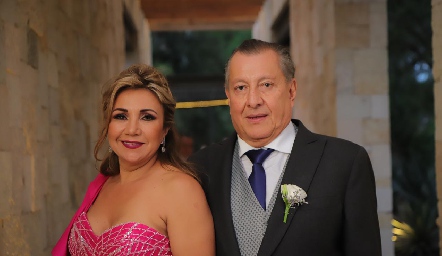  Claudia García y Jorge Rossel, papás de la novia .
