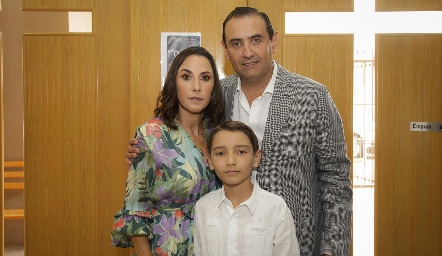  Cecilia Cuesta y Esteban Puente con su hijo Mikel.
