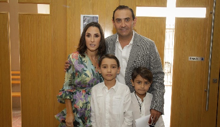  Cecilia Cuesta y Esteban Puente con sus hijos Mikel y Ander.
