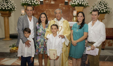 Mikel con sus papás Esteban Puente y Cecilia Cuesta, el Padre Carlos Medina y sus padrinos Carmen Cuesta y Aldo Azuara.