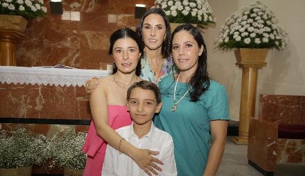  Mariana, Cecilia y Carmen Cuesta con Mikel Puente Cuesta.