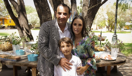  Esteban Puente y Cecilia Cuesta con su hijo Mikel.