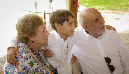  Mikel con sus abuelos paternos María Elena Bustindui y Rafael Puente.