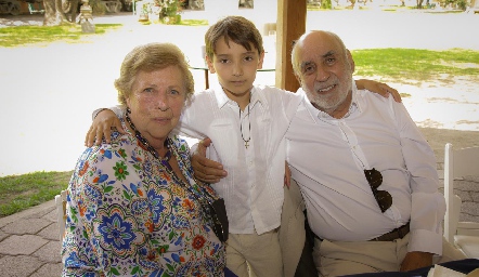  Mikel con sus abuelos paternos María Elena Bustindui y Rafael Puente.