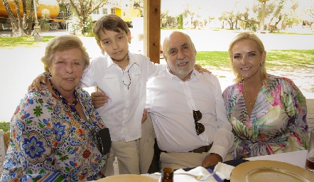  María Elena Bustindui, Mikel, Rafael y Aranza Puente.