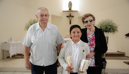  Ale con sus abuelos Marco Antonio Espinosa y Rocío Abaroa.