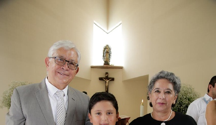  Ale con sus abuelos Carlos y Rosa María Guerra.