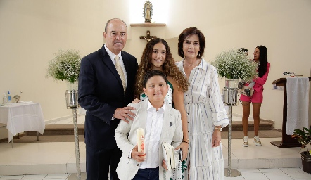  Ale con sus padrinos, Fernando Pérez, Vero Espinosa y Coco Mendizábal.