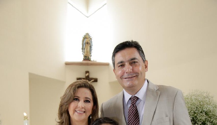  Ale con sus papás Vero Guerra y Alejandro Espinosa.