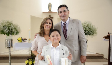  Ale con sus papás Vero y Alejandro Espinosa.