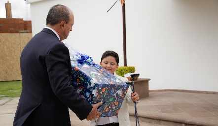  Fernando Pérez Espinosa entregándole su regalo a su ahijado.
