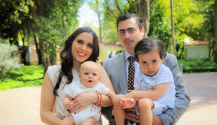  Jaime Oliva y Luciana Rodríguez con sus hijos Emiliano y Jaime.