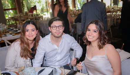  Isa Motilla, Juan Pablo Martínez y Sofía Garfias.