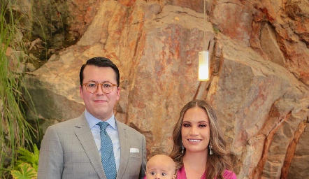  Gustavo Rodríguez y Bárbara Portales con su ahijado Emiliano Oliva.